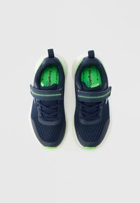 Σκούρα μπλε αθλητικά παπούτσια από δίχτυ με υφή, πράσινες λεπτομέρειες, κορδόνια μπροστά και λουράκι με βέλκρο, με λευκή σόλα.