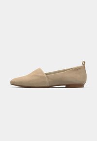 Beige Wildleder Ballerinas mit abgerundetem Zeh, minimalistischem Design, flacher Sohle und kleinem Absatz. Verfügt über eine Zuglasche an der Ferse für einfaches Anziehen.