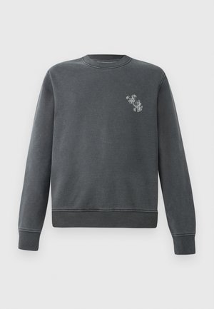 Grå hettegenser laget av en bomullsblandingsstoff. Har rund hals, ribbestrikkede ermer og et lite grafisk design på venstre bryst.