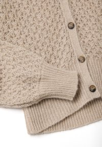Cardigan lavorato a maglia beige con motivo testurizzato, polsini a coste e chiusura a bottoni. Presenta fili lucidi intrecciati nel tessuto.