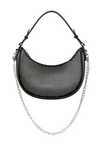 Bolso de mano de cuero negro con forma curva, que presenta un diseño perforado, una delgada correa de hombro negra y una cadena plateada desmontable.