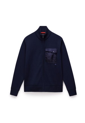 Marineblauwe zip-up trui met hoge kraag, ribgebreide manchetten en zoom, voorzien van een borstzak van glanzend marineblauw materiaal, met een soepele textuur en een relaxte pasvorm.