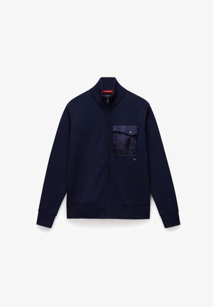 Marineblauwe zip-up trui met hoge kraag, ribgebreide manchetten en zoom, voorzien van een borstzak van glanzend marineblauw materiaal, met een soepele textuur en een relaxte pasvorm.