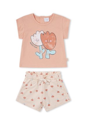 Camiseta de manga corta color melocotón para niño pequeño con estampado de flor sonriente y pantalones cortos beige con cintura elástica, pequeño estampado de flores y cordón.
