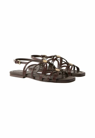 Sandali bassi marrone scuro con molteplici cinturini sottili, fibbia regolabile alla caviglia e piccoli accenti decorativi beige sulle cinturine superiori.