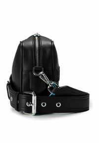 Schwarze Ledertasche mit rechteckiger Form, ausgestattet mit einem Reißverschluss oben, silberner Hardware und einem breiten verstellbaren Riemen mit Ösen-Details.