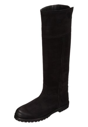 Wysoki czarny kozak ze skóry zamszowej z okrągłym noskiem, niską gumową podeszwą z bieżnikiem oraz pionowym przeszyciem na cholewce.