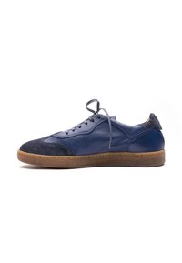 Sneakers in pelle blu con accenti in camoscio, punta rotonda, suola in gomma piatta e design con lacci. Superficie testurizzata notevole che crea contrasti.