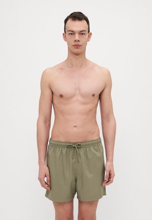 Shorts de banho verde-azeitona com cintura elástica e cordão, confeccionados em tecido leve, apresentando um design simples sem padrões.