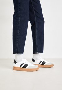 GENEE - Sportbačiai - white/black