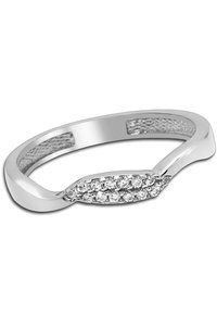 Bague en argent avec un design lisse et ondulé. Elle présente une rangée de petites pierres rondes et transparentes serties sur le dessus. Finition polie.