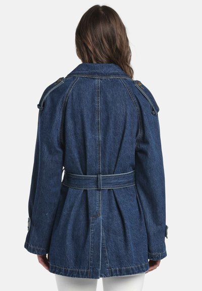 Džínová bunda s opaskom v páse, štruktúrovanými ramenami a gombíkmi ako detailmi. Tmavomodrá látka má jemnú textúru a klasický strih.
