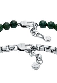 Due sezioni di bracciale con perline glossy verde scuro e catene in argento. I dettagli della chiusura includono un sigillo metallico con il logo "F.".