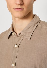 BOSS RELEGANT 6 - Camisa - open brown