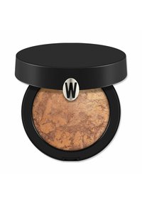 Compact bronzer rotondo con coperchio matte nero, caratterizzato da un logo metallico "W". La polvere ha una texture marmorizzata nei toni del marrone chiaro e del beige.
