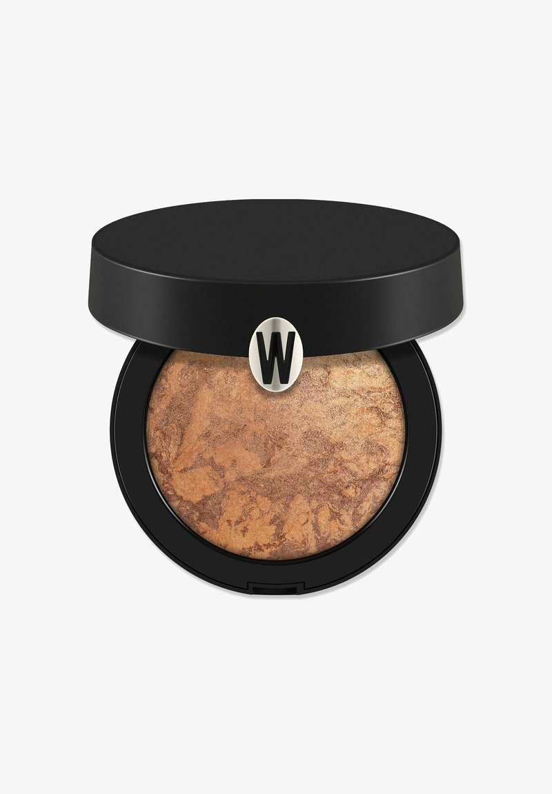 Compact bronzer rotondo con coperchio matte nero, caratterizzato da un logo metallico "W". La polvere ha una texture marmorizzata nei toni del marrone chiaro e del beige.