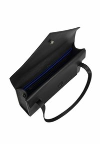 Borsa a mano in pelle nera con un design strutturato, dotata di chiusura a pressione e fodera interna blu. Include una tracolla removibile.
