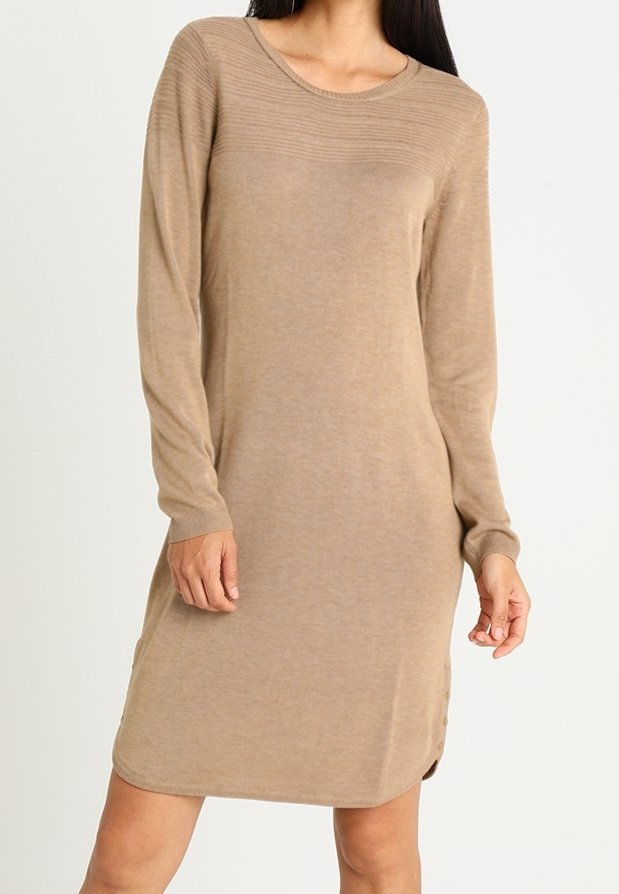 Robe beige à manches longues avec une texture côtelée sur le corsage, un col rond, des boutons latéraux et une coupe décontractée qui arrive juste au-dessus des genoux.