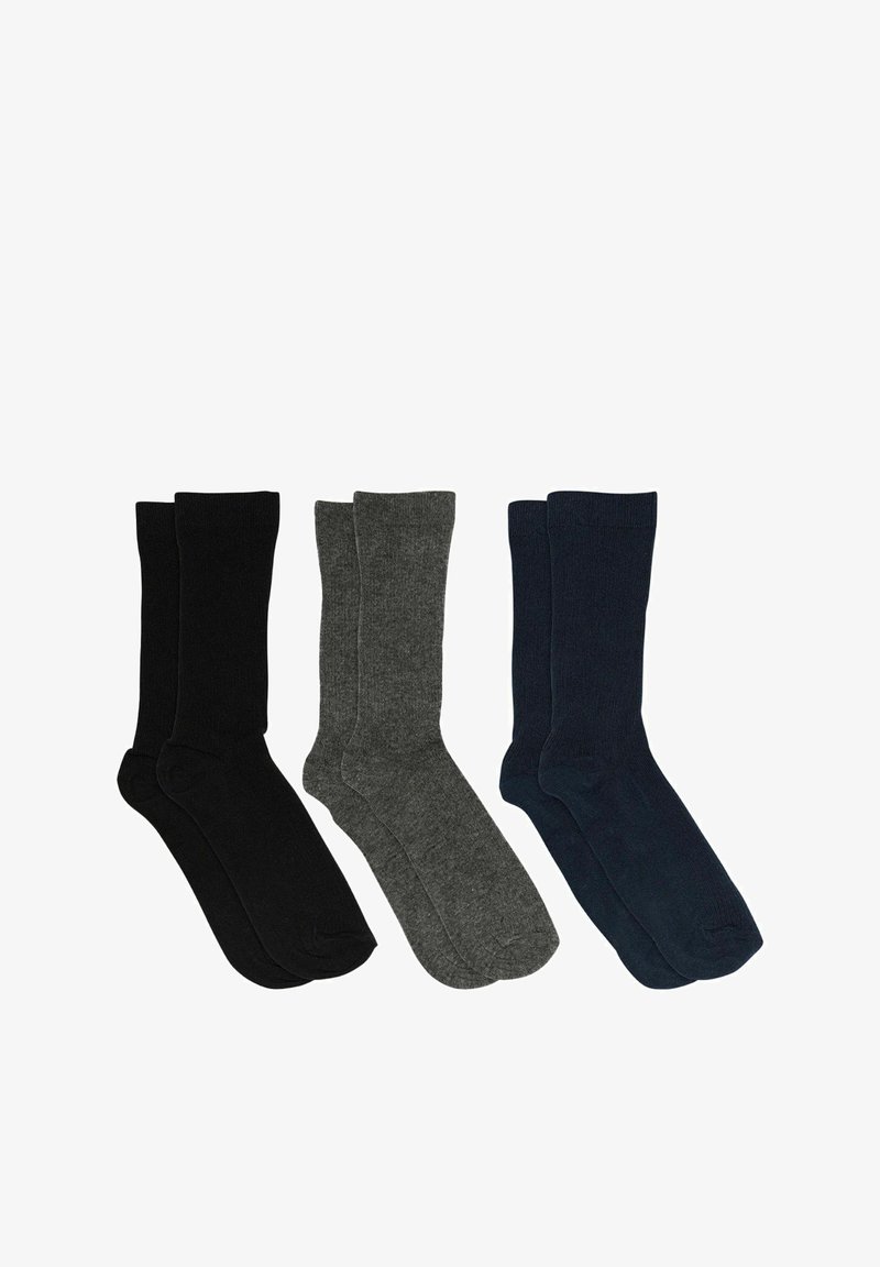 Trois paires de chaussettes basses unies en noir, gris et bleu marine, disposées côte à côte sur un fond blanc.