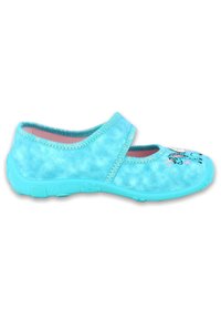 Helleblaue Stoffschuhe mit flacher Sohle, abgerundetem Zeh und einem Riemen über dem oberen Teil. Besticktes Einhorn-Motiv mit rosa und lila Akzenten.
