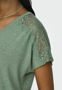 ONLY NORMAL GESCHNITTEN  - Camiseta estampada - hedge green