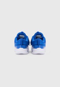 Baskets de sport bleues avec un dessus en synthétique lisse, un col rembourré et une semelle en caoutchouc blanche. Les caractéristiques incluent une languette à l'arrière et un revêtement en mesh.