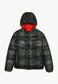 Chaqueta acolchada con capucha, de patrón de cuadros en negro y verde, logo naranja "VINGINO" en el pecho y forro rojo brillante dentro de la capucha.