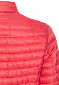 Rote, leichte Pufferjacke mit horizontalem Steppmuster und glatter Textur. Verfügt über einen Stehkragen und dezente Markenkennzeichnung auf der Rückseite.