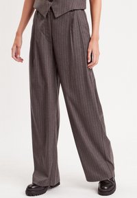 MIT WEITEM BEIN UND ABNÄHERN - Pantaloni - gris