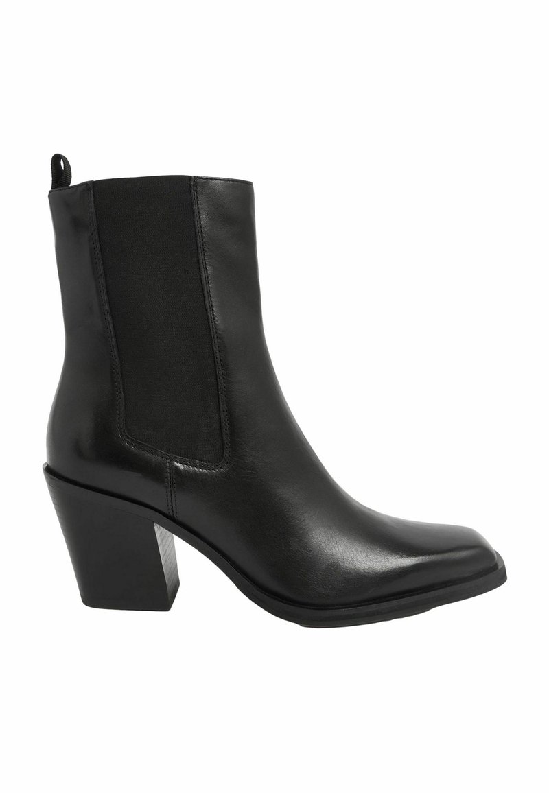 Bottine en cuir noir avec talon bloc, bout pointu et empiècement latéral élastique, montrée de profil droit sur fond blanc.