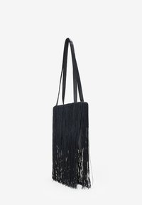 Bolso de cuero negro con detalles de flecos largos, forma rectangular y dos correas de hombro planas. Textura suave con un acabado uniforme.