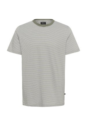 Prugeasta majica v svetlo sivi in olivno zeleni barvi, kratki rokavi, okrogla ovratnika, mehak bombažni material, z majhno oznako logotipa na strani.