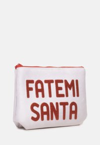 Sacca bianca con testo rosso glitterato "FATEMI SANTA", chiusura con zip, texture morbida, forma rettangolare e zip rossa a contrasto.