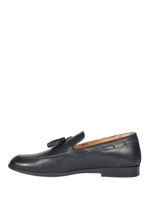 Mocassino da uomo in pelle nera con dettaglio di nappine e tacco basso, mostrato di profilo su sfondo bianco.