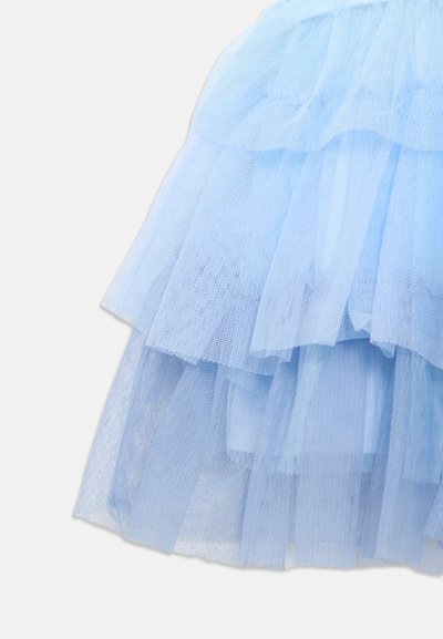 Φωτεινό γαλάζιο ύφασμα από στρωματοποιημένο τούλι με απαλές, μαζεμένες βολάν που δημιουργούν έναν όγκο και υφή σχεδίασης.