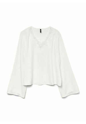 Blusa blanca con un acabado texturizado, escote en V y bordado floral en el pecho. Presenta mangas largas y anchas y un dobladillo recortado.