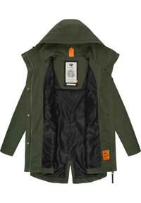 Groene waterdichte jas met een capuchon, voorzien van een zwarte voering, oranje accenten en een opvallend label aan de binnenkant.