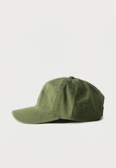 Καπέλο μπέιζμπολ ελιάς με κυρτό γείσο, ορατό ράψιμο και οπές αερισμού σε απλό λευκό φόντο.