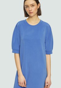 Blaues, kurzärmliges Kleid mit Rundhalsausschnitt und Puffärmeln; aus weichem Stoff mit glatter Textur.