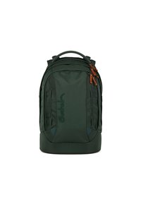 Grüner Rucksack mit zwei vorderen Reißverschlusstaschen, einem oberen Griff und Lederakzenten. Hergestellt aus robustem Material mit einem strukturierten Design und Logodetail.
