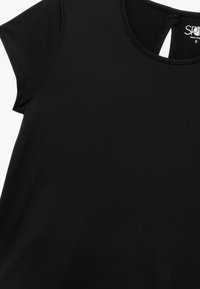 Sort kortærmet top lavet af glat stof. Har en rund halsudskæring og en lille nøglehulåbning på ryggen. Størrelse small label inkluderet.