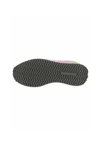 Suola della scarpa, in gomma nera con un motivo a zigzag. Parte superiore di un leggero viola con grafiche floreali. Design atletico standard. Linee pulite, hardware minimale.