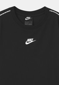 Nike Sportswear REPEAT TEE - Tričko s potlačou - black/white