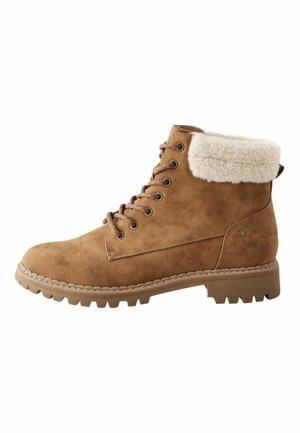 Bottes mi-mollet en suédine marron à lacets, avec un col en fausse fourrure crémeux et duveteux, semelle à texture antidérapante et détails cousus le long de la base.