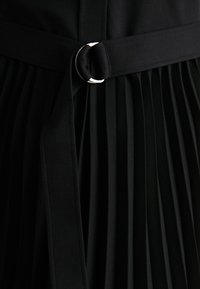 Tommy Hilfiger MIX PLEATED DRESS - Tričkové šaty - black