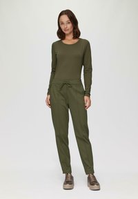 Olijfgroen langemouwen top met een ronde halslijn, gecombineerd met bijpassende joggingbroekstijl broek met een trekkoord in de taille en zijnaden.