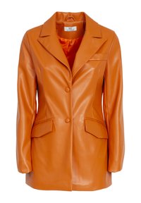 Blazer de cuero sintético naranja con solapa con muesca, cierre delantero de un solo botón, dos bolsillos con solapa y una textura suave y brillante.