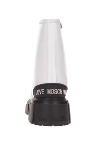 Stivali alla caviglia bianchi con finitura liscia, suola in gomma nera e branding "LOVE MOSCHINO" sul tallone. Dettaglio con zip sul lato.