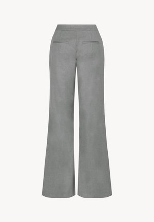 Dopasowane rozszerzane spodnie w jasnoszarym materiale z płaskim przodem, tylnymi kieszeniami i gładką strukturą, z wysokim stanem.