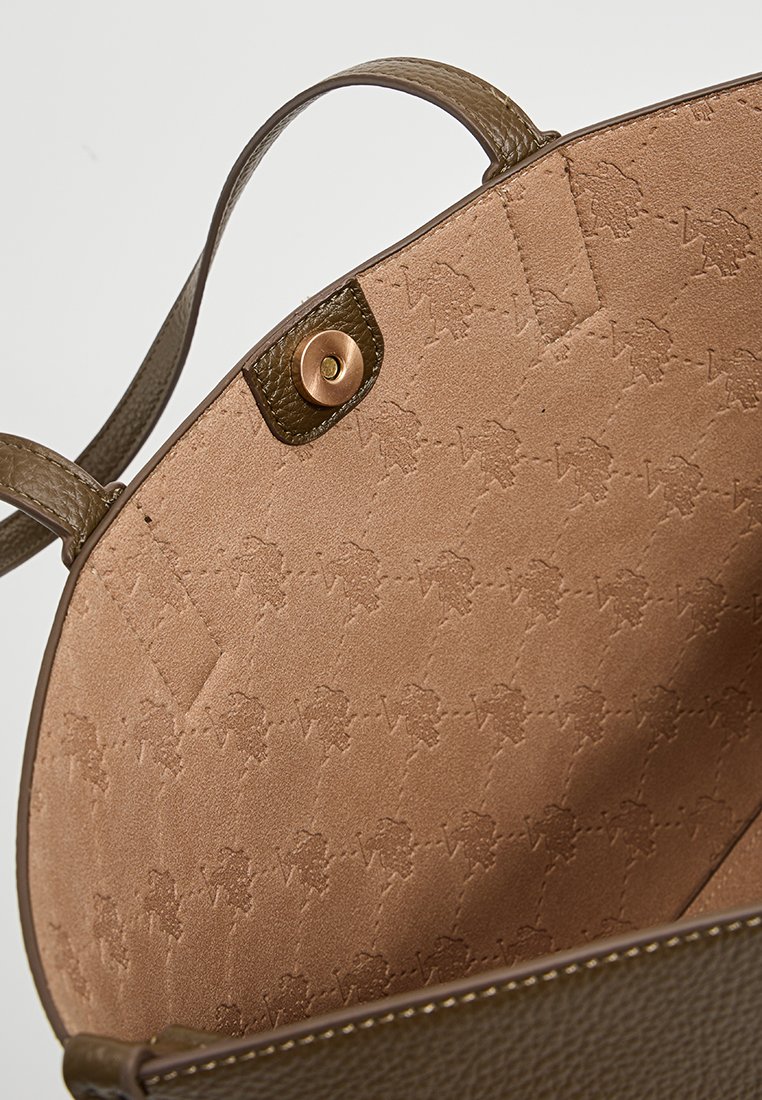 Bolso de mano de cuero marrón texturizado con un interior marrón suave, que presenta un sutil patrón grabado y un cierre de presión metálico.